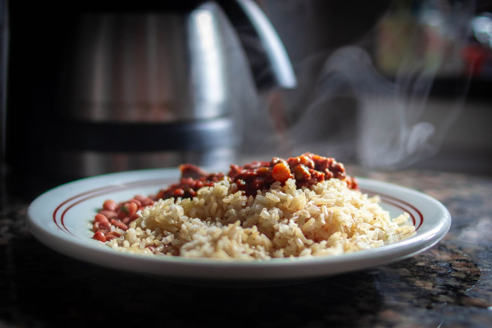 Prato com arroz e feijão fumegando sobre uma bancada; foto ilustrativa, não é a unidade de Ceilândia