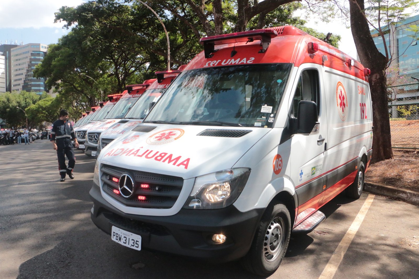 Fila de ambulâncias do SAMU 192 com placa do Distrito Federal estacionadas em uma via de Brasília