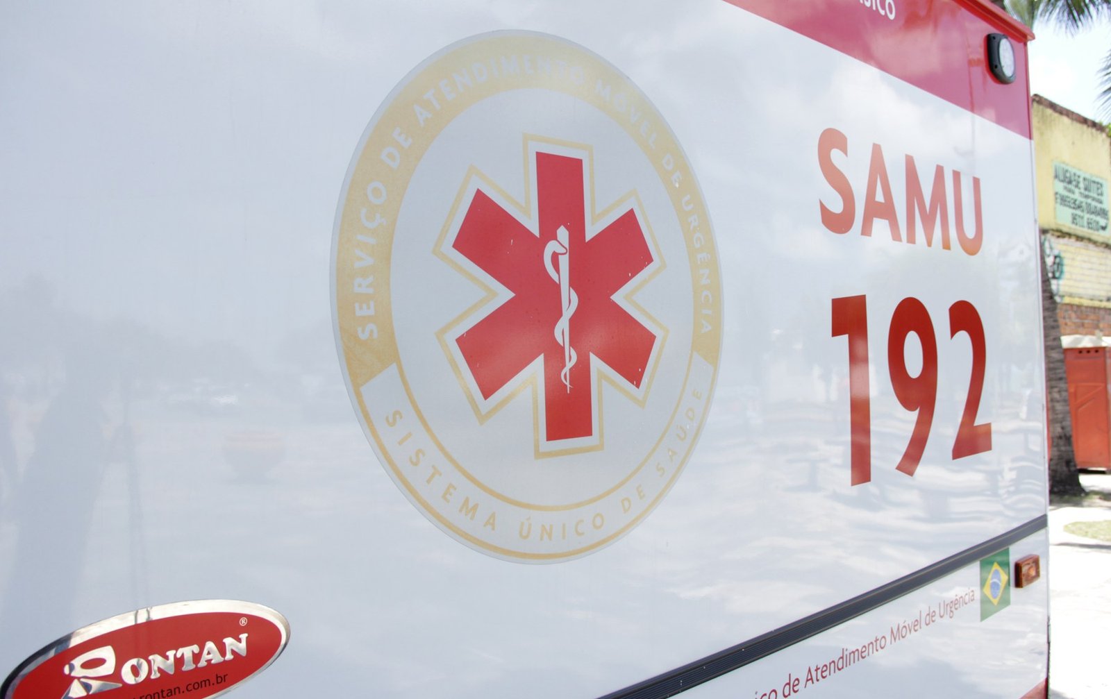 Lateral de ambulância do Samu 192 com o símbolo do serviço; foto de arquivo de uma unidade de Olinda (PE), ilustrativa