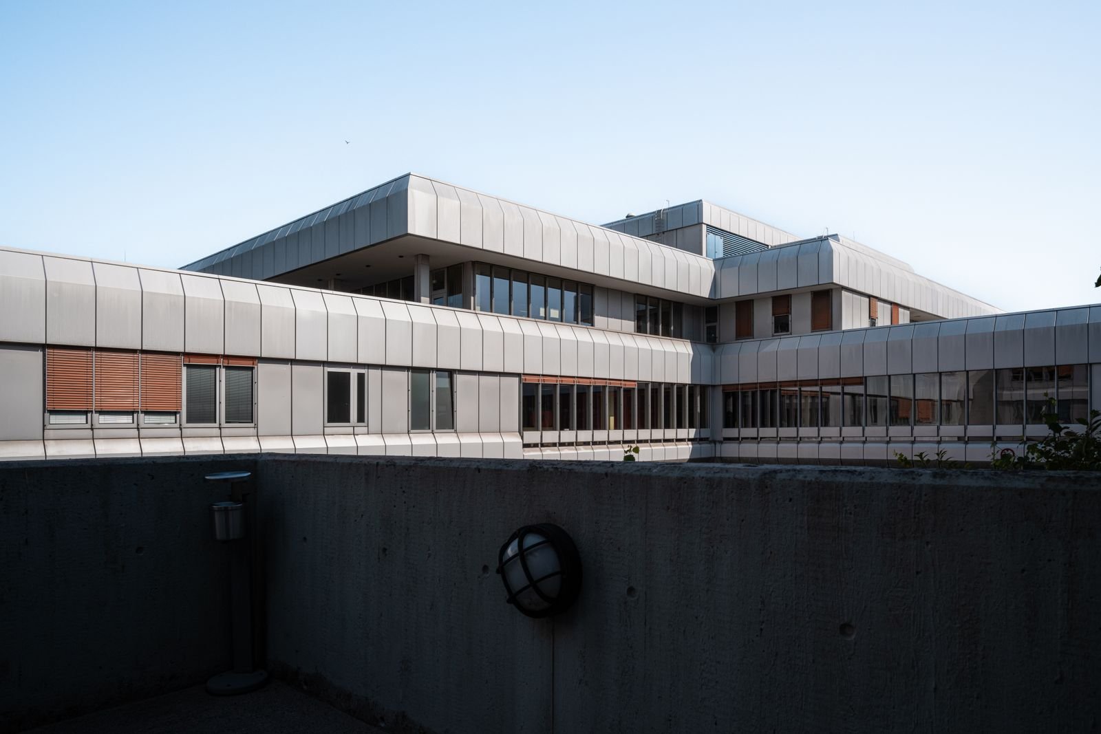 Fachada de prédio hospitalar moderno