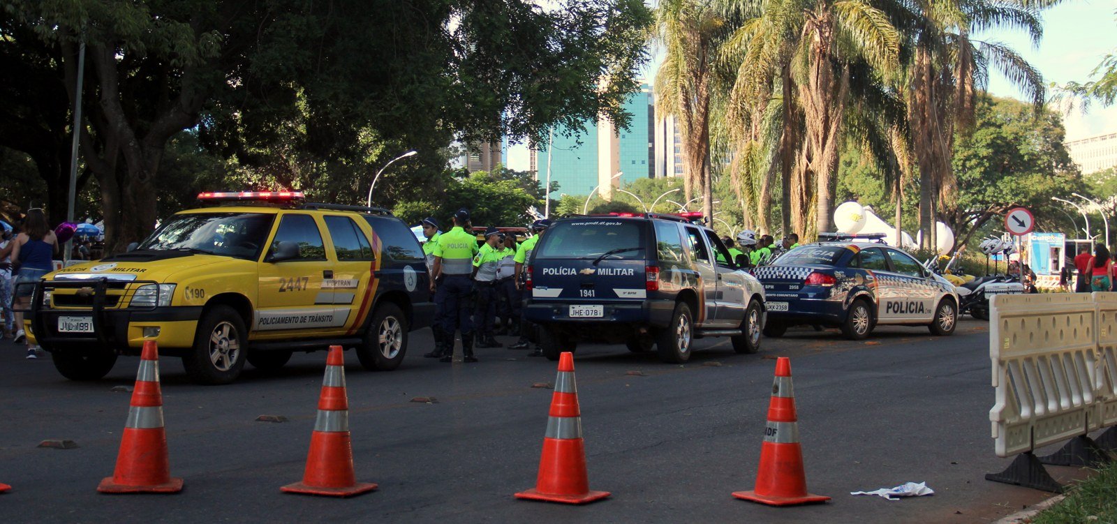 Viaturas e policiais militares do DF em bloqueio de via com cones, em foto de arquivo