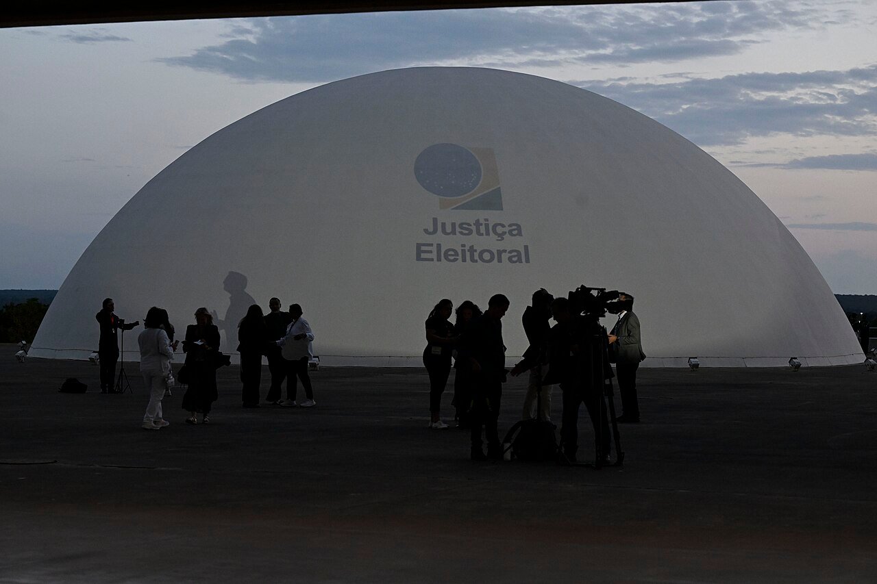Cúpula do Senado, em Brasília, com a marca da Justiça Eleitoral projetada na véspera do primeiro turno de 2026
