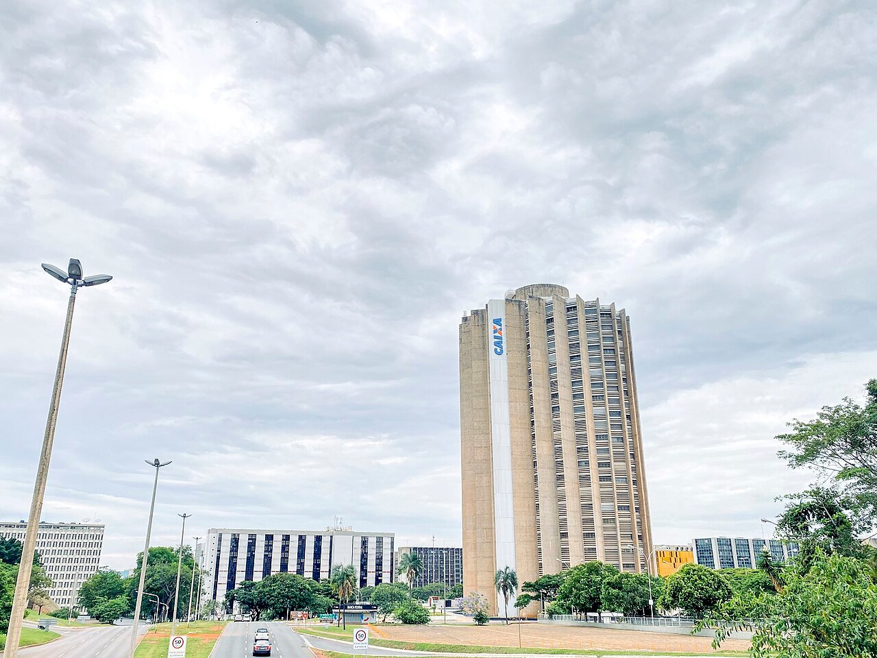Edifício-sede da Caixa Econômica Federal em Brasília sob céu nublado
