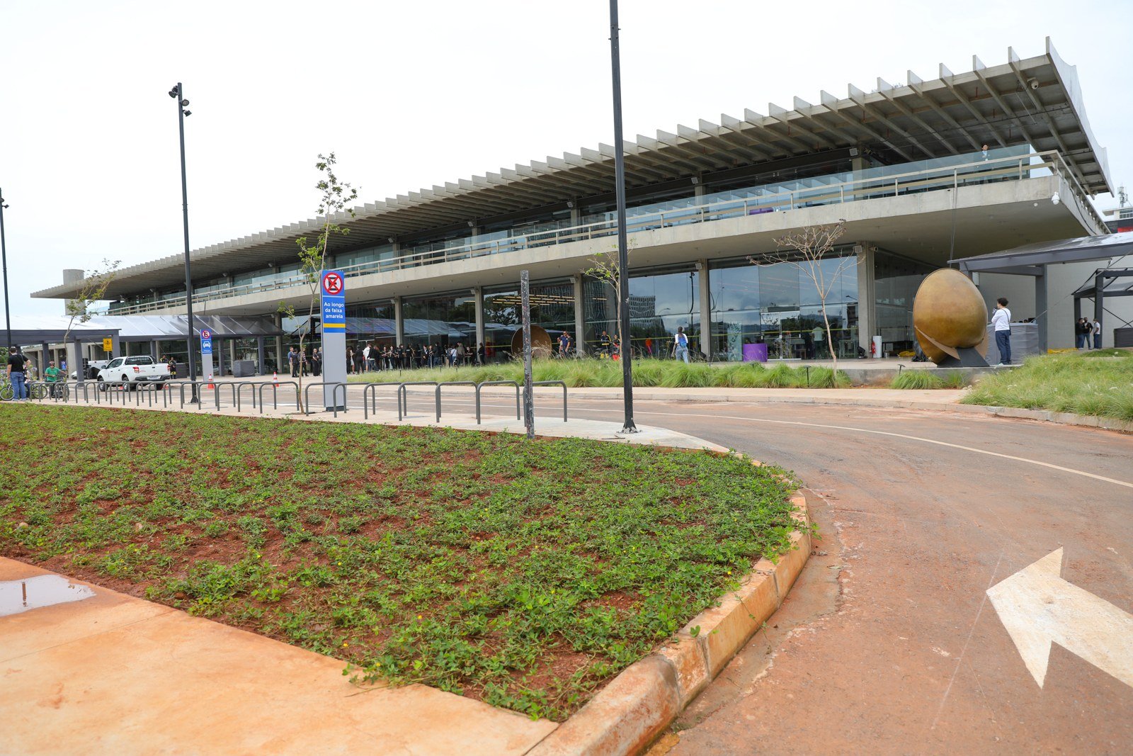 Fachada do SESI Lab, no Setor Cultural Sul, em Brasília, com entrada e escultura dourada em frente ao prédio