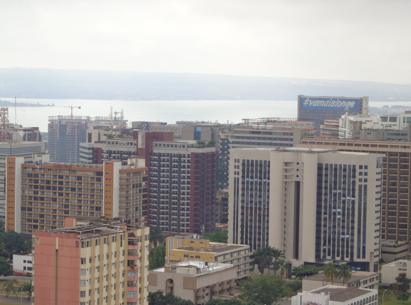 Vista aérea de edifícios do Setor Hoteleiro Norte, em Brasília, com o Lago Paranoá ao fundo (foto de arquivo, sem relação com o hotel da prisão)