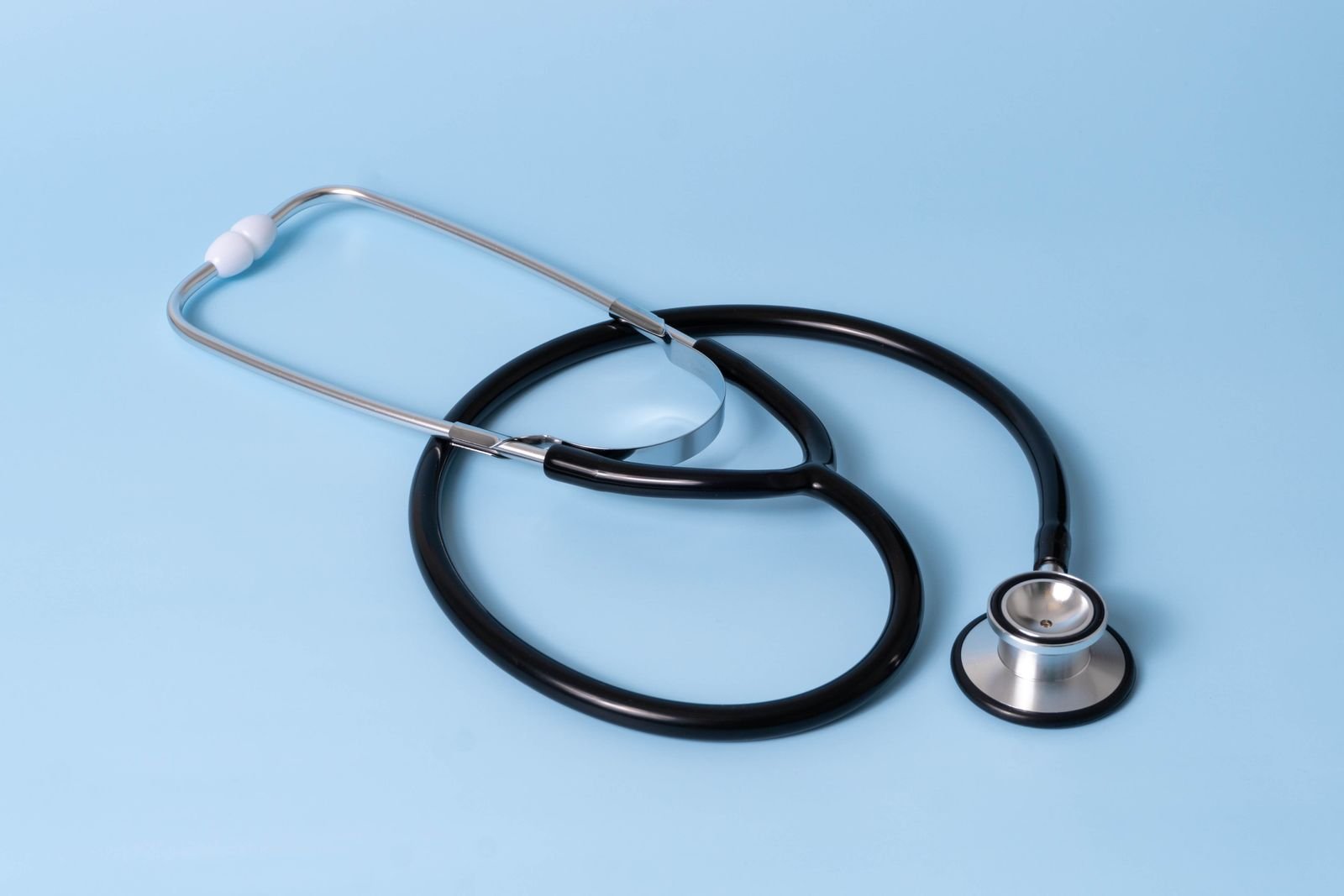 Estetoscópio sobre fundo azul, símbolo de atendimento cardiológico