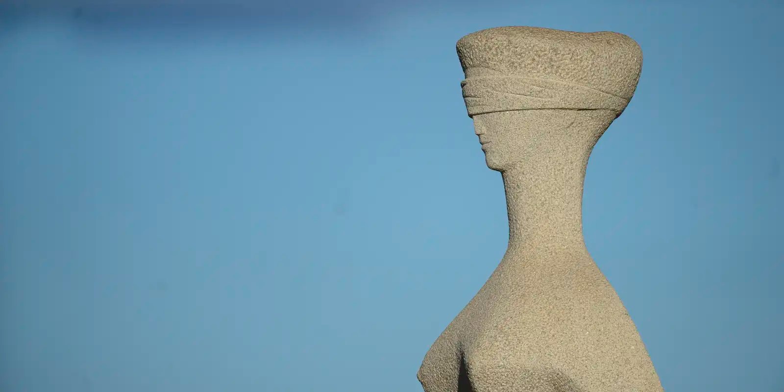Estátua A Justiça, de granito, em frente ao prédio do Supremo Tribunal Federal, em Brasília