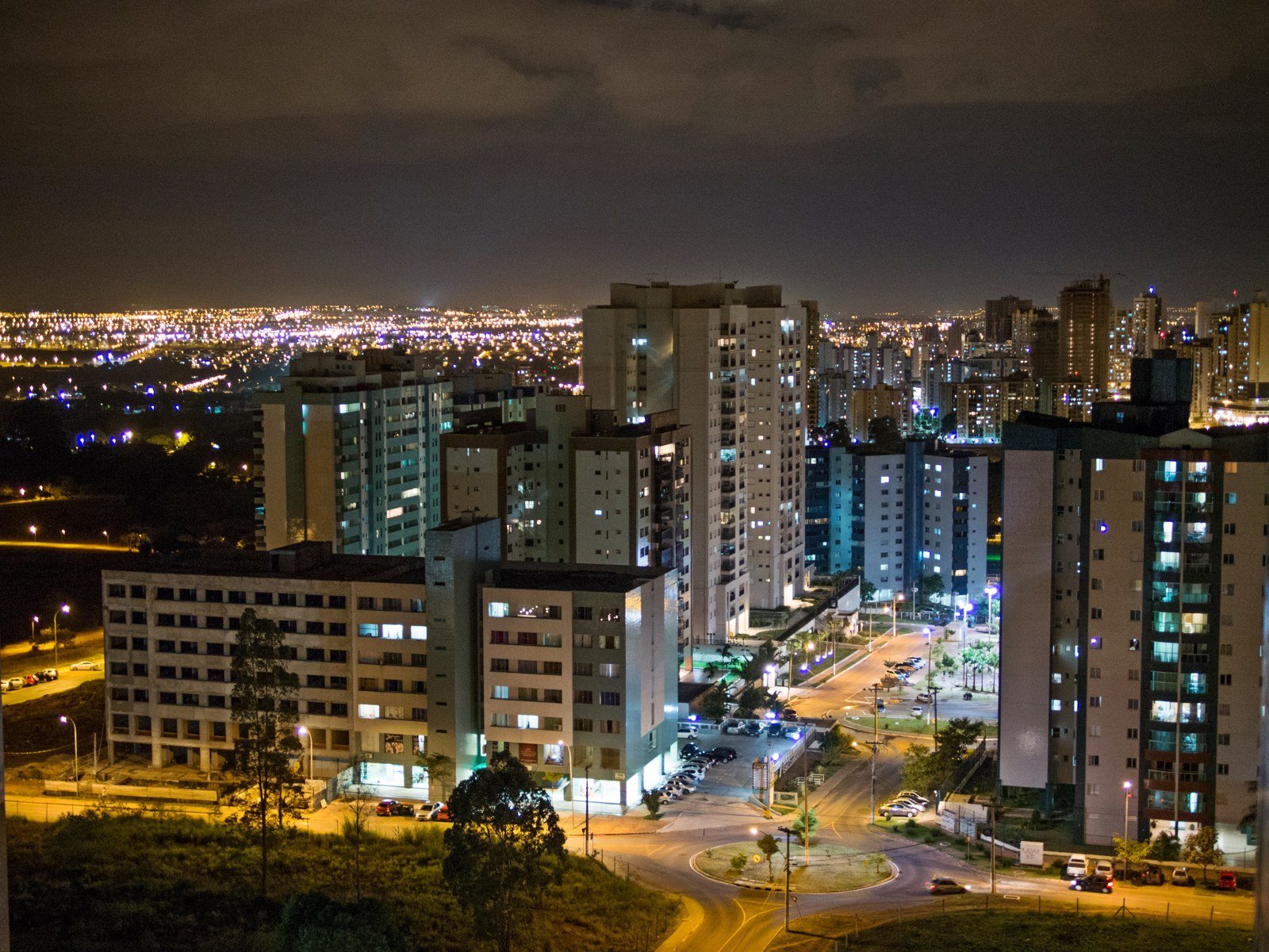 Vista noturna de prédios e vias iluminadas em Taguatinga, no Distrito Federal, em foto de arquivo