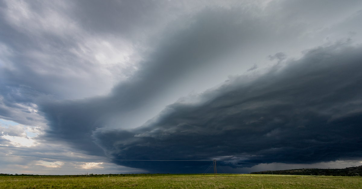 Nuvens carregadas de tempestade sobre campo aberto, em foto ilustrativa de arquivo