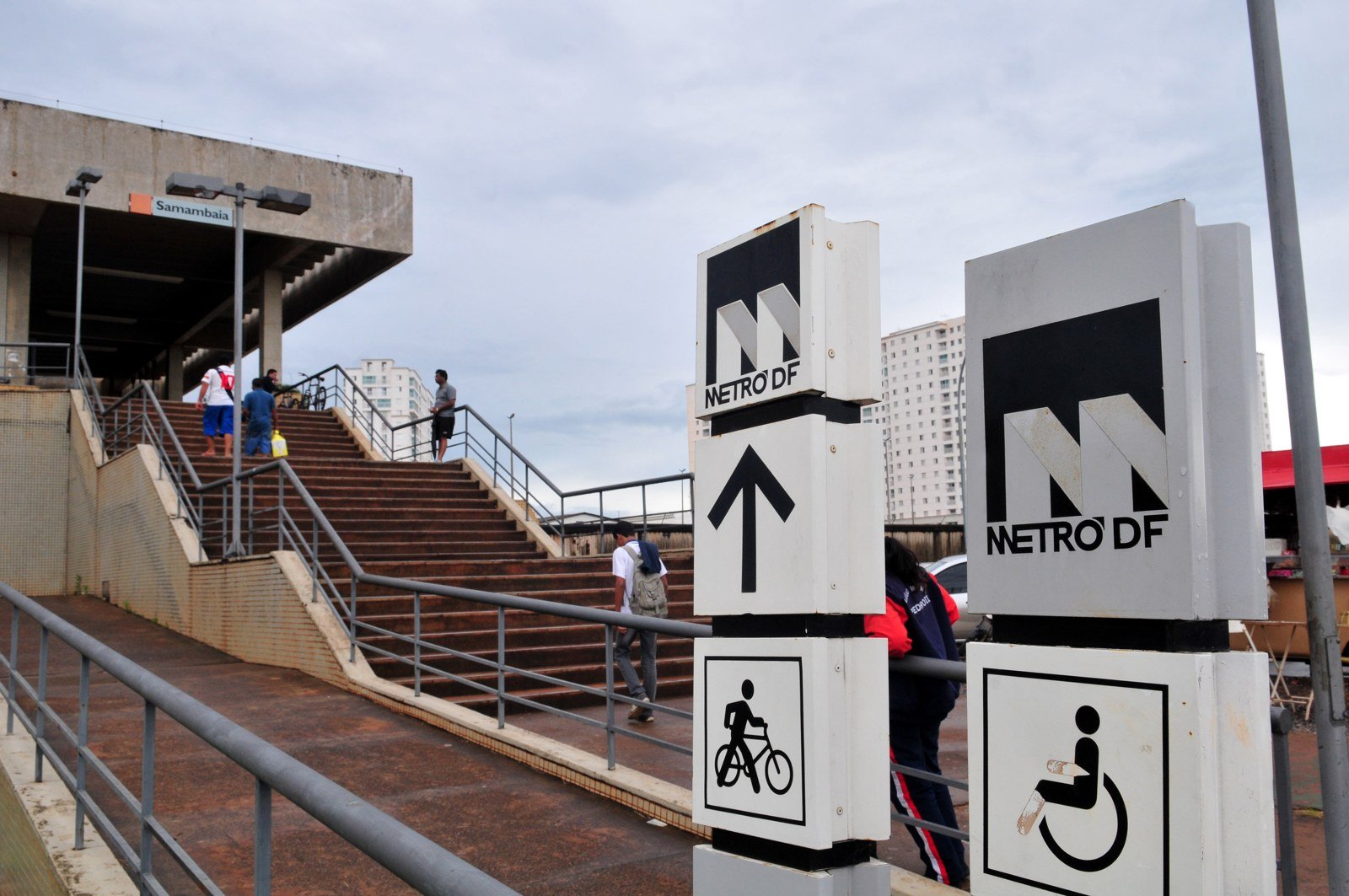 Entrada do Terminal Samambaia do Metrô-DF, com escadaria e placas de sinalização