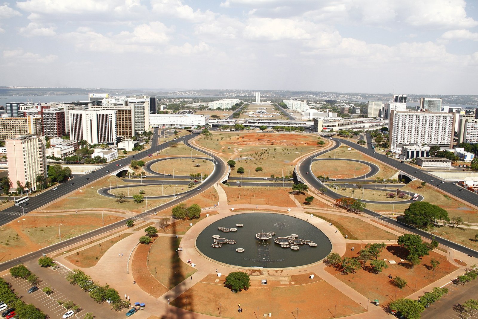 Vista aérea do Eixo Monumental, em Brasília, com os ministérios ao fundo
