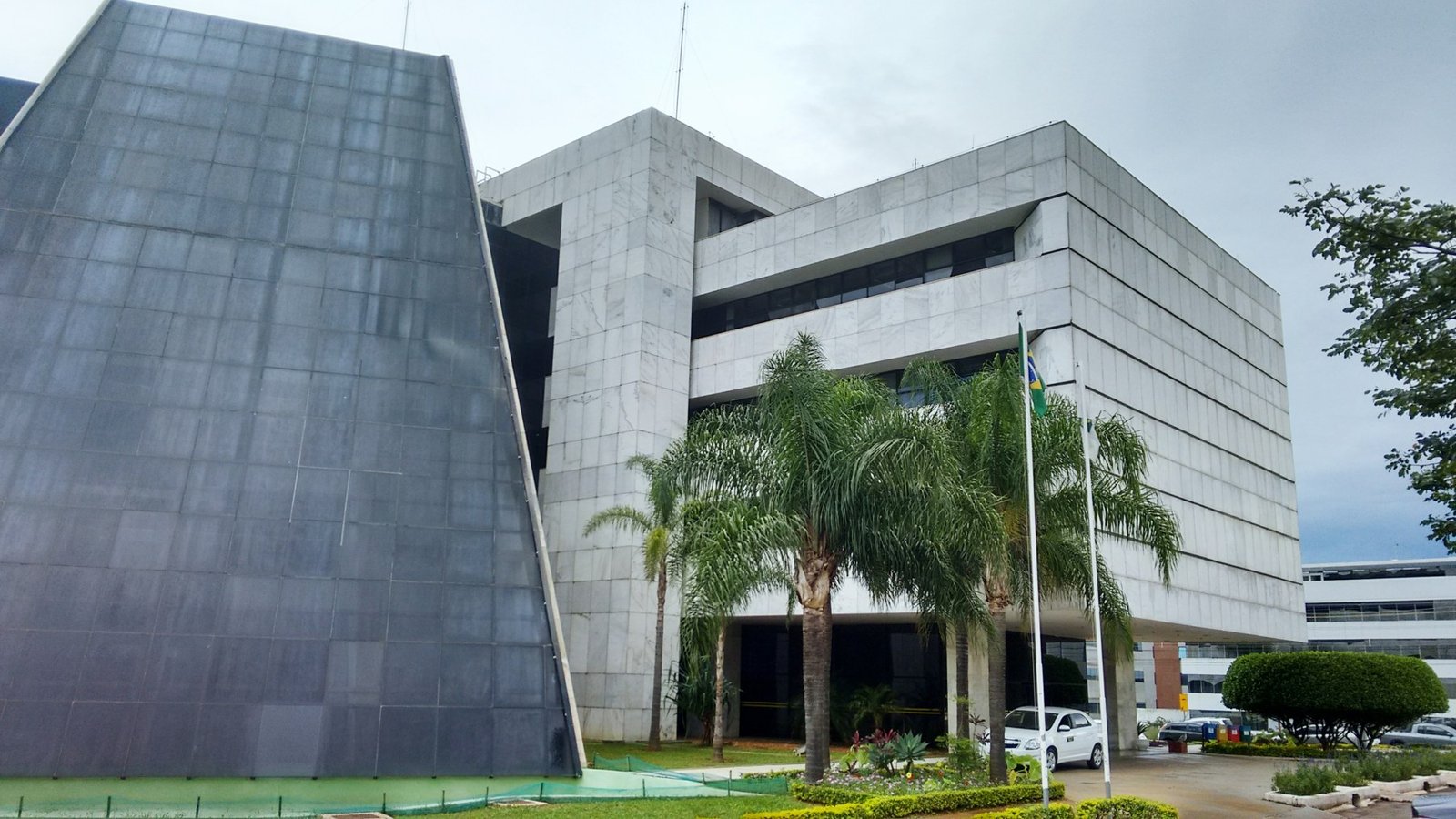Fachada do edifício-sede do Tribunal Regional Eleitoral do Distrito Federal, em Brasília, com palmeiras na entrada