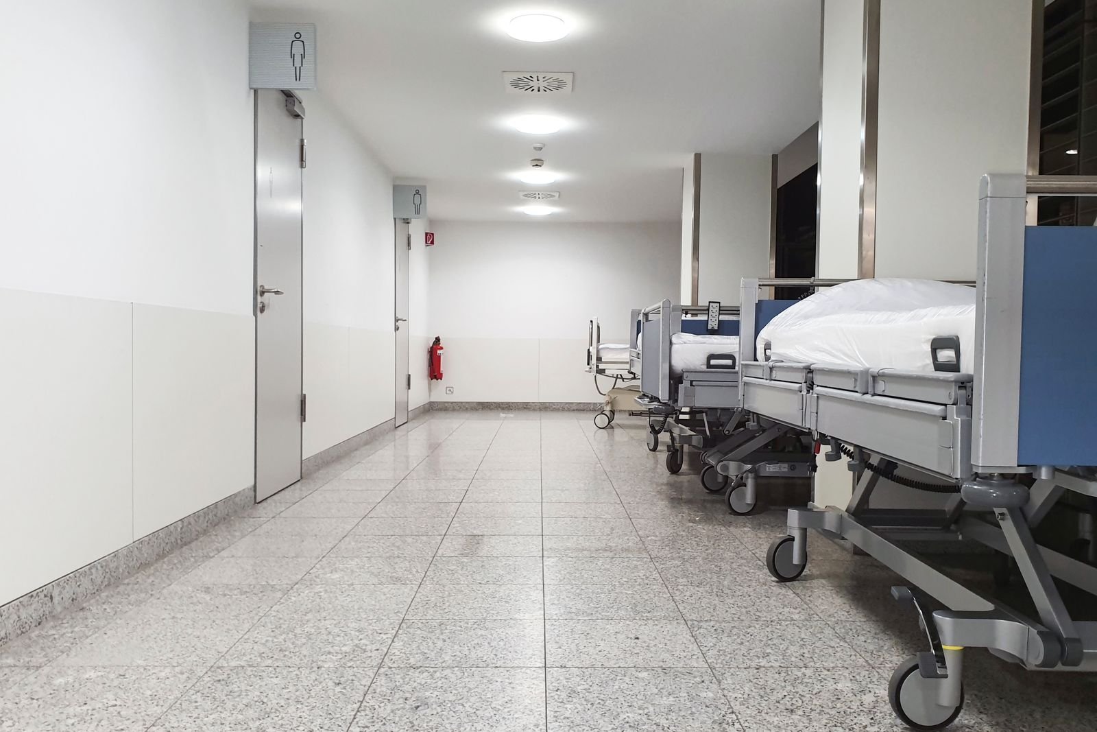 Corredor de hospital com macas vazias