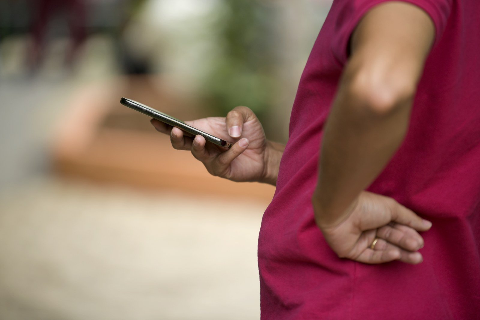 Mãos de eleitor mexem no celular em fila de votação, em foto de arquivo do primeiro turno de 2018