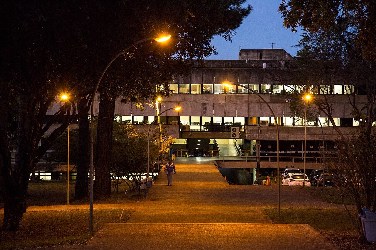 Prédio do Instituto Central de Ciências da UnB iluminado ao anoitecer, no campus Darcy Ribeiro, em Brasília