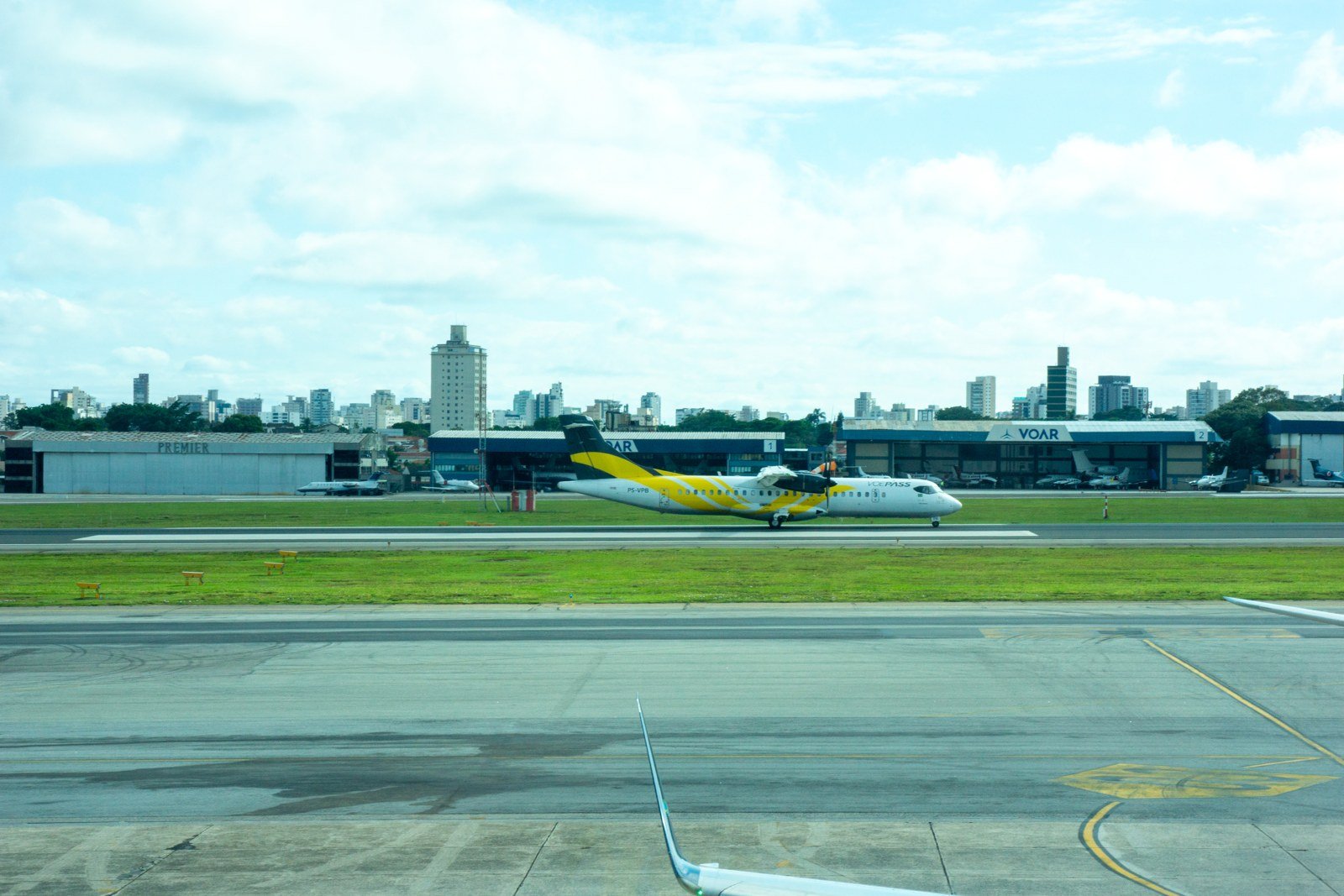 Avião ATR 72-500 da Voepass taxiando em aeroporto; foto de arquivo de aeronave da companhia, não do voo do acidente