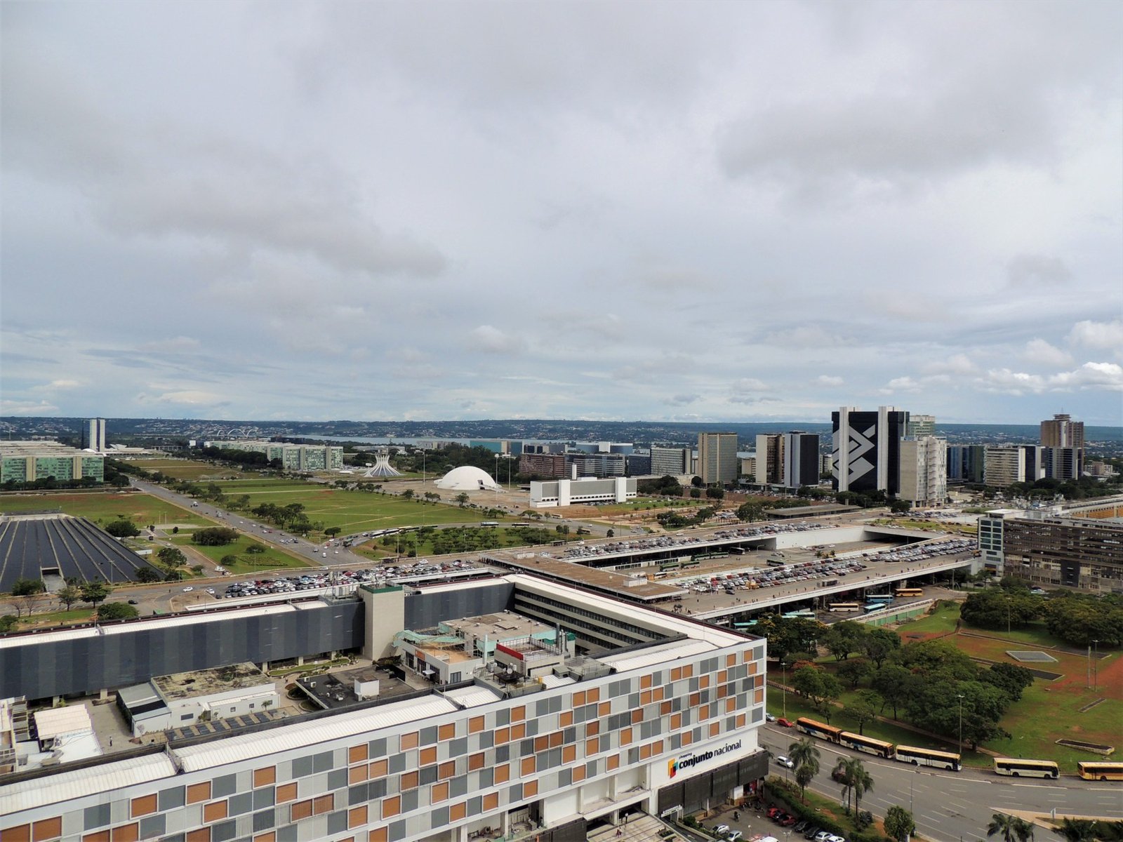 Vista aérea do Eixo Monumental de Brasília, com a Rodoviária do Plano Piloto em primeiro plano e a Catedral ao fundo
