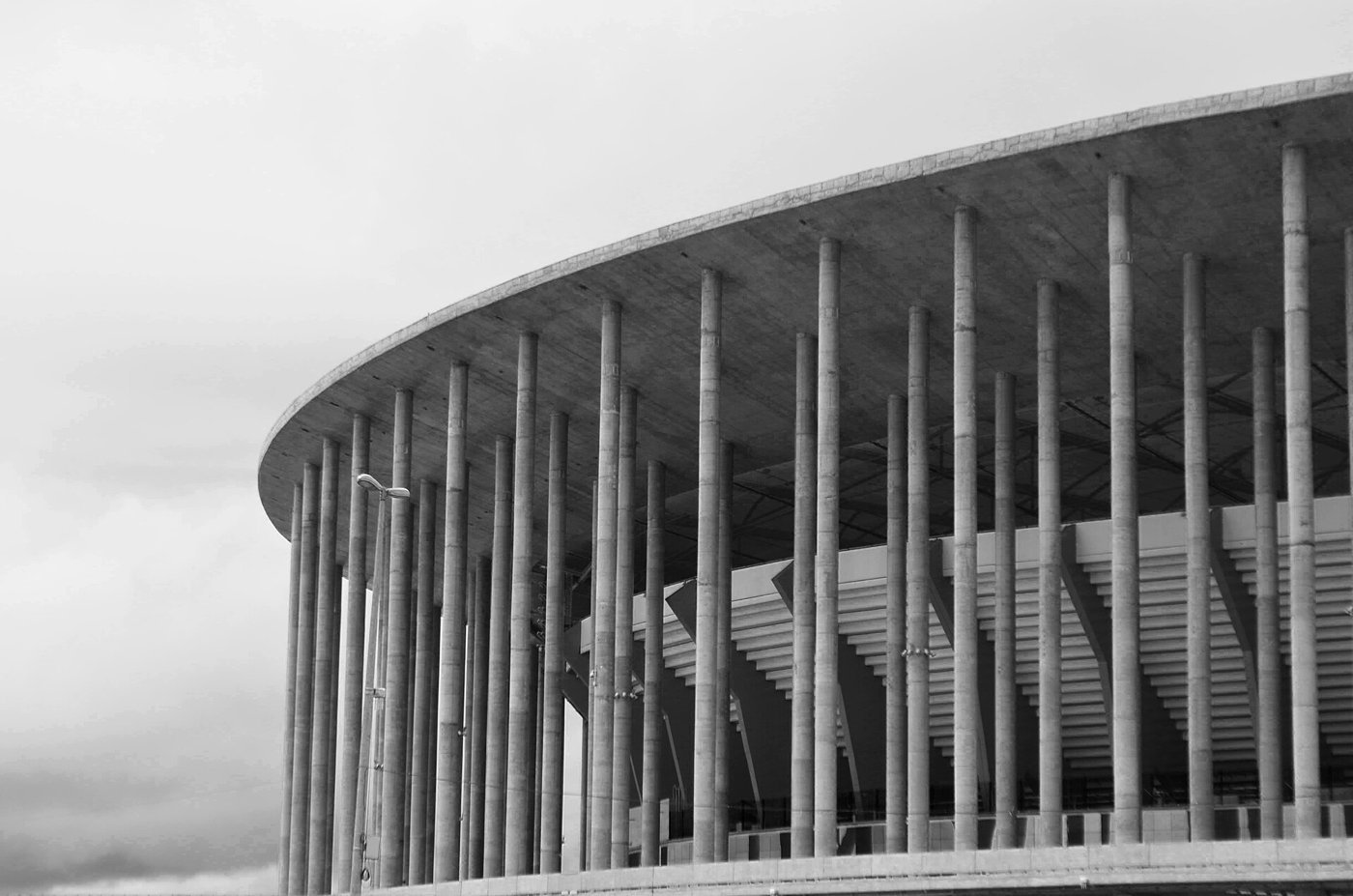 Estádio Mané Garrincha em foto preto e branco, com a fileira de colunas da fachada