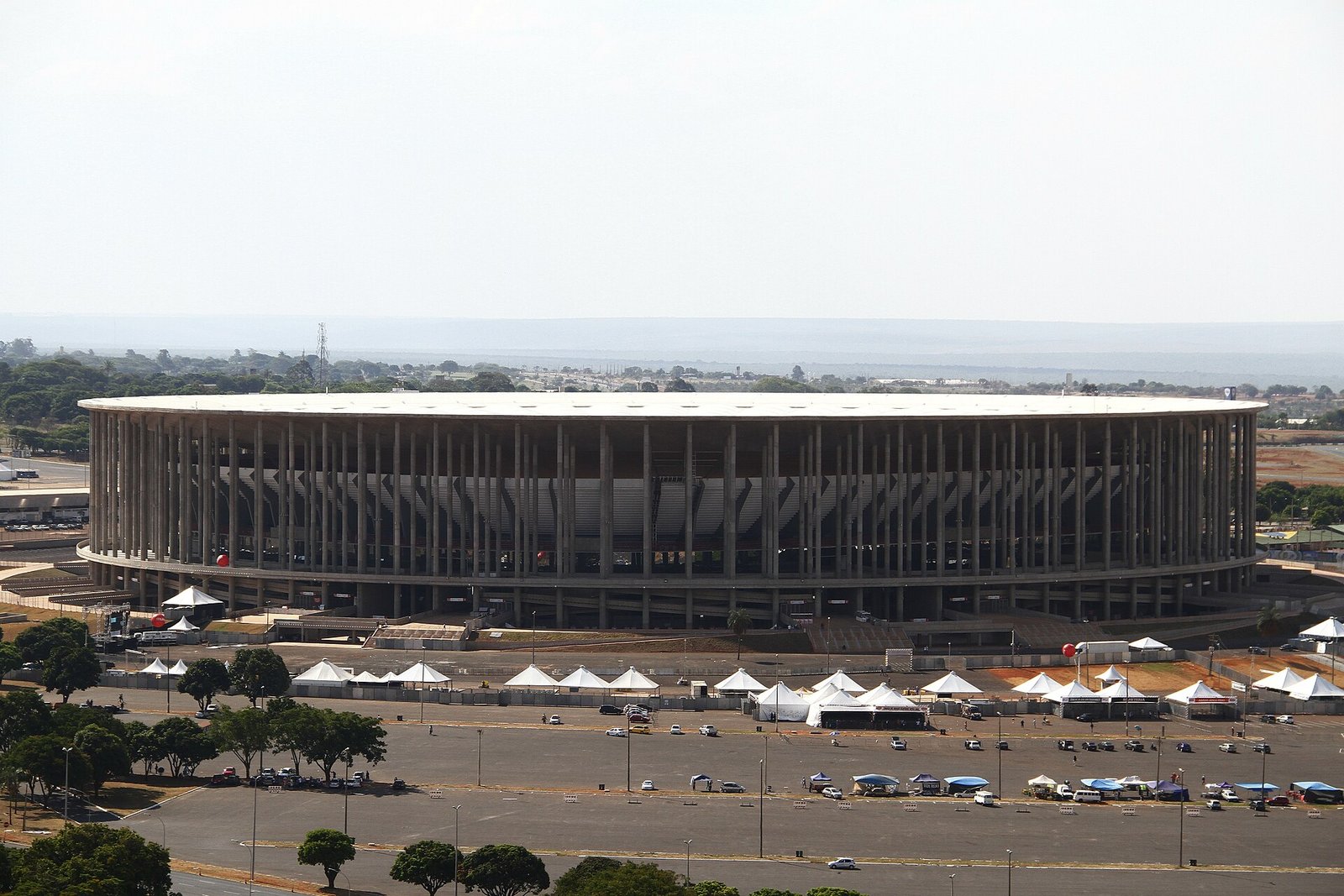Vista aérea da Arena BRB Mané Garrincha com tendas e estacionamento em frente